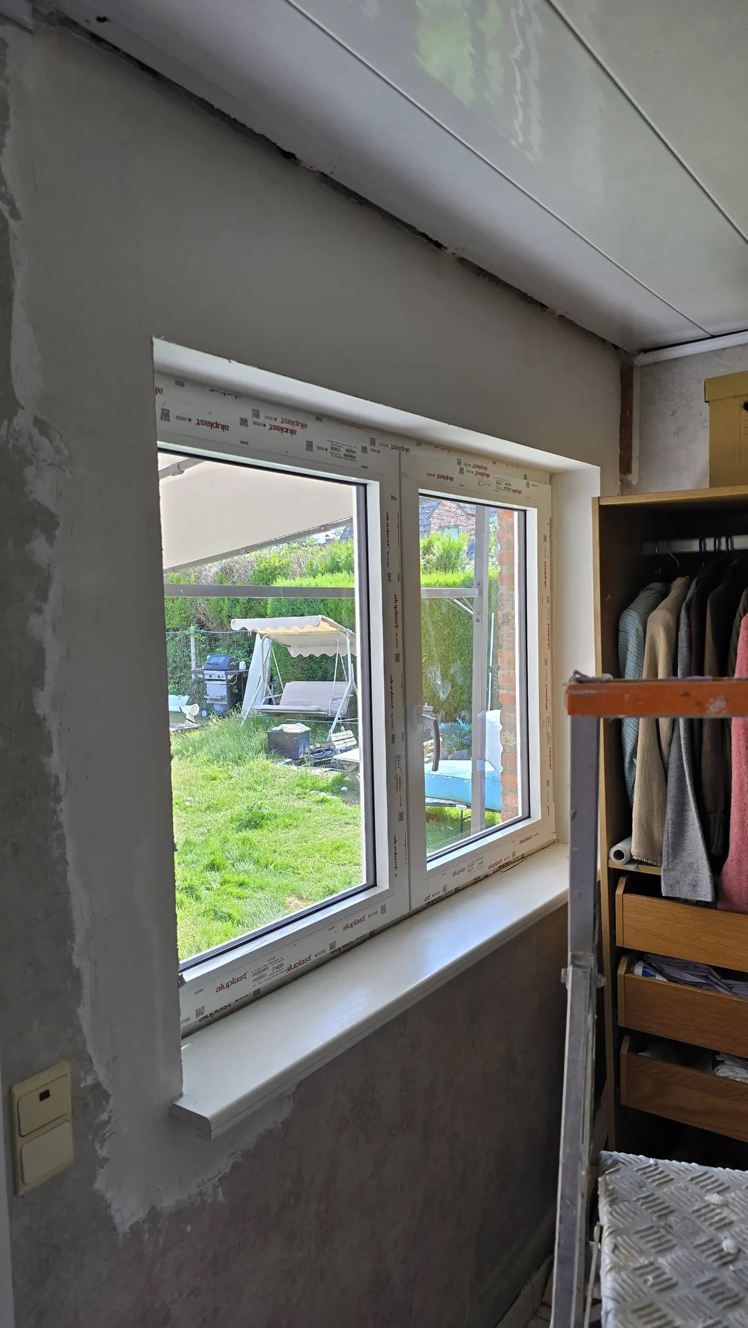 Moderne schuiframen met uitzicht op tuin