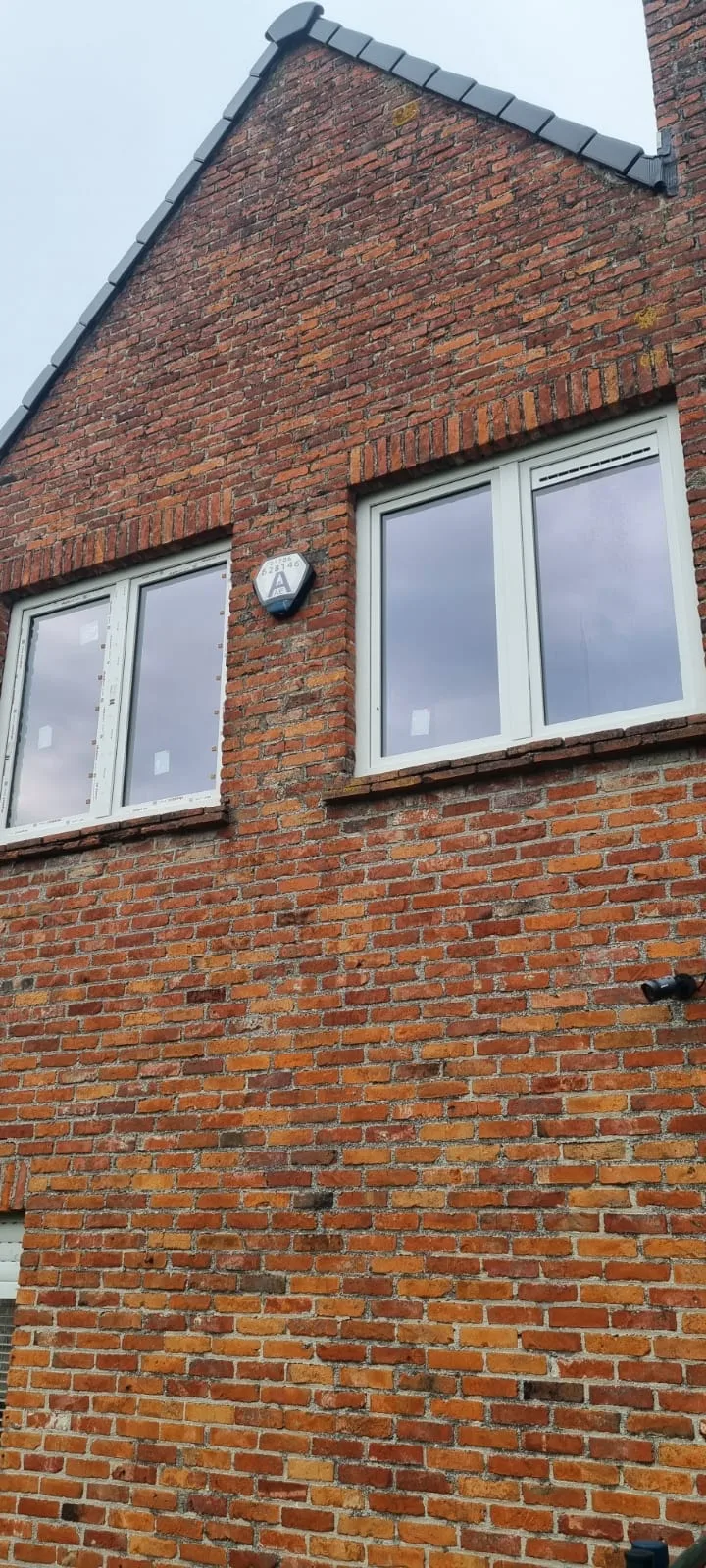 Moderne witte ramen in bakstenen huis