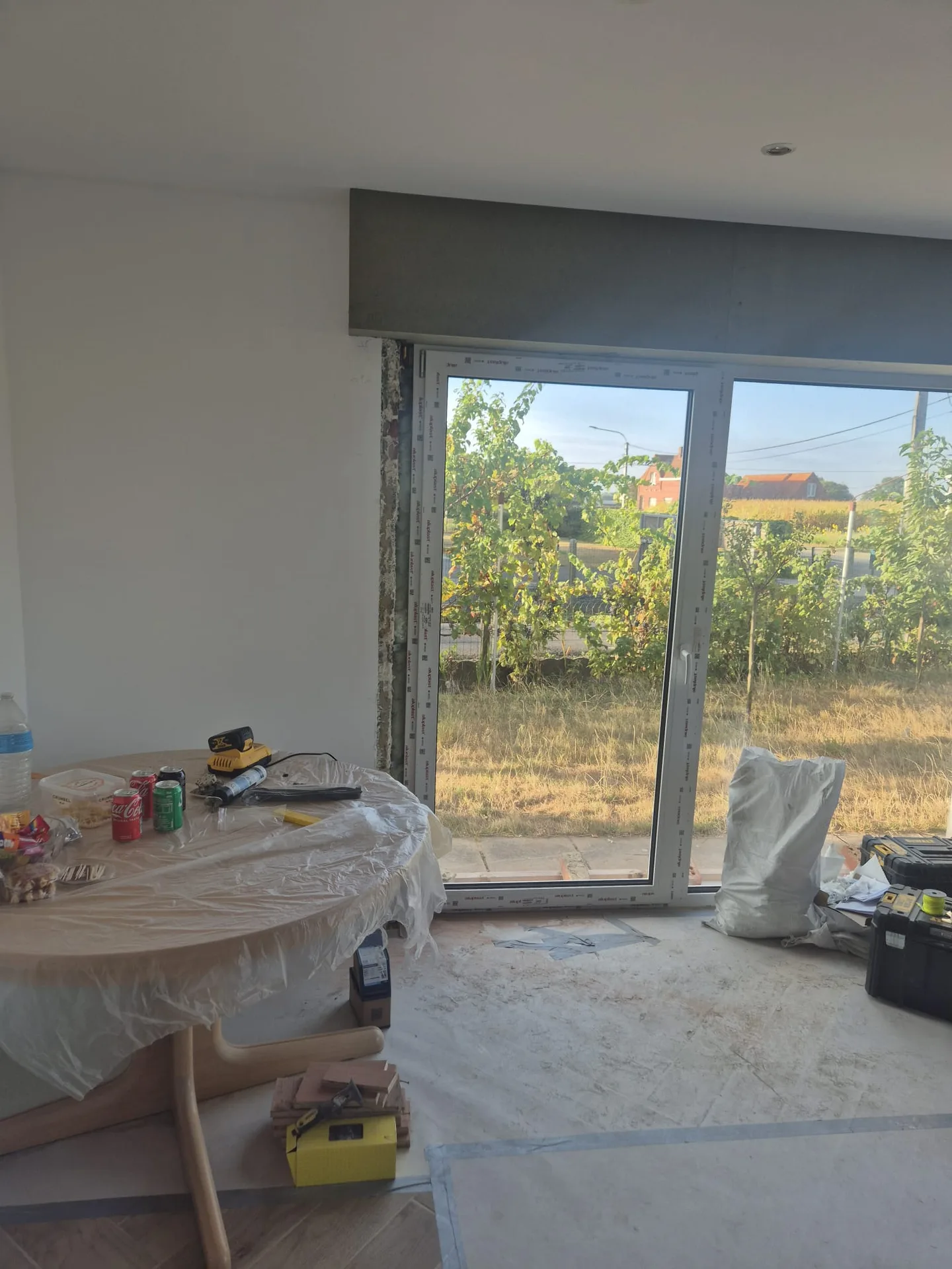Moderne glazen schuifdeuren naar tuin