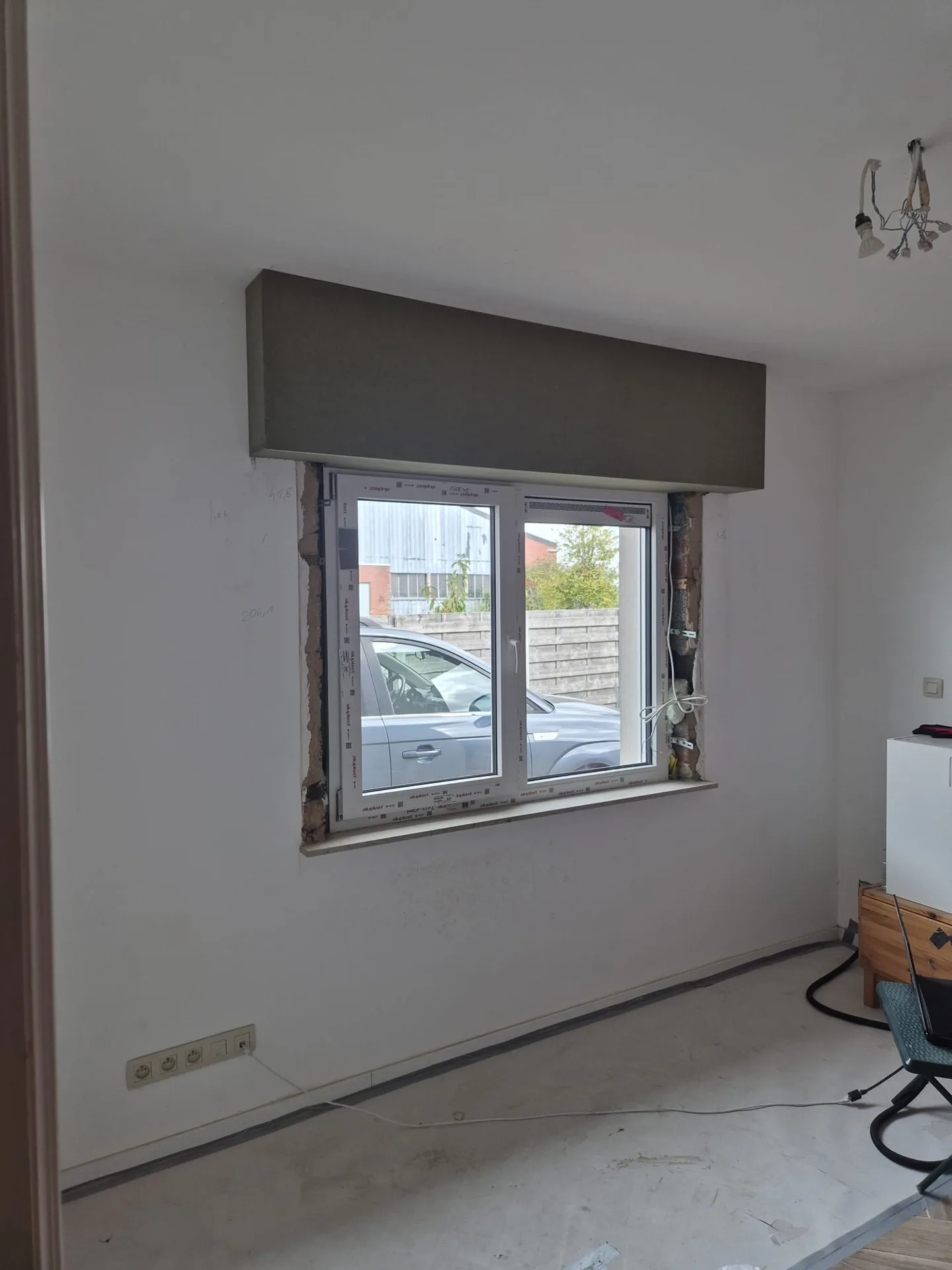 Moderne raaminstallatie met grijze afwerking