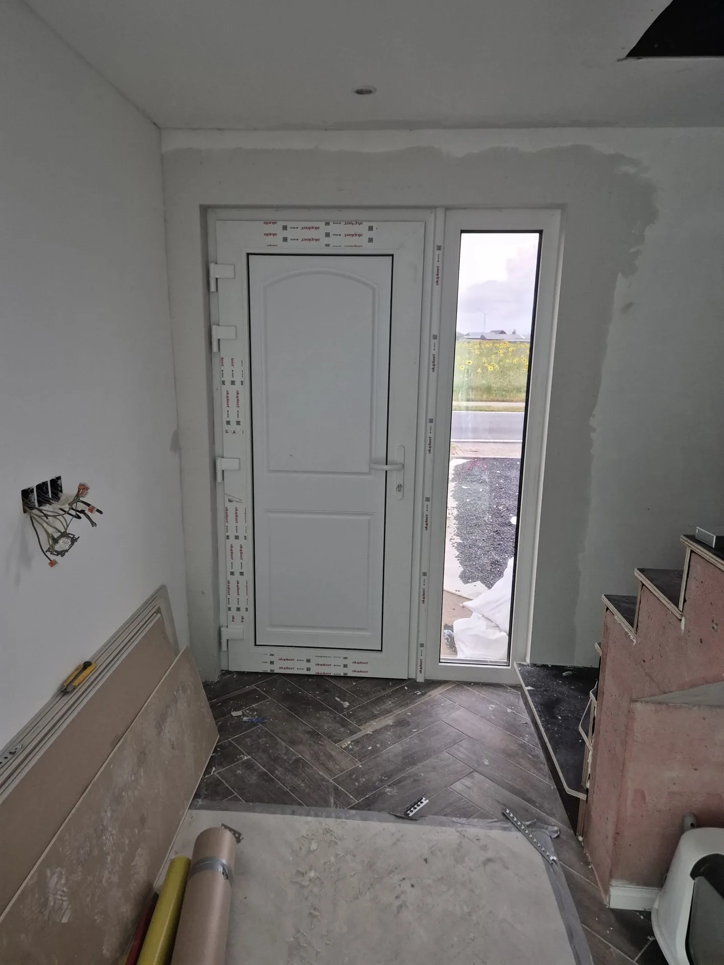 Witte deuren- en raaminstallatie in nieuwbouw