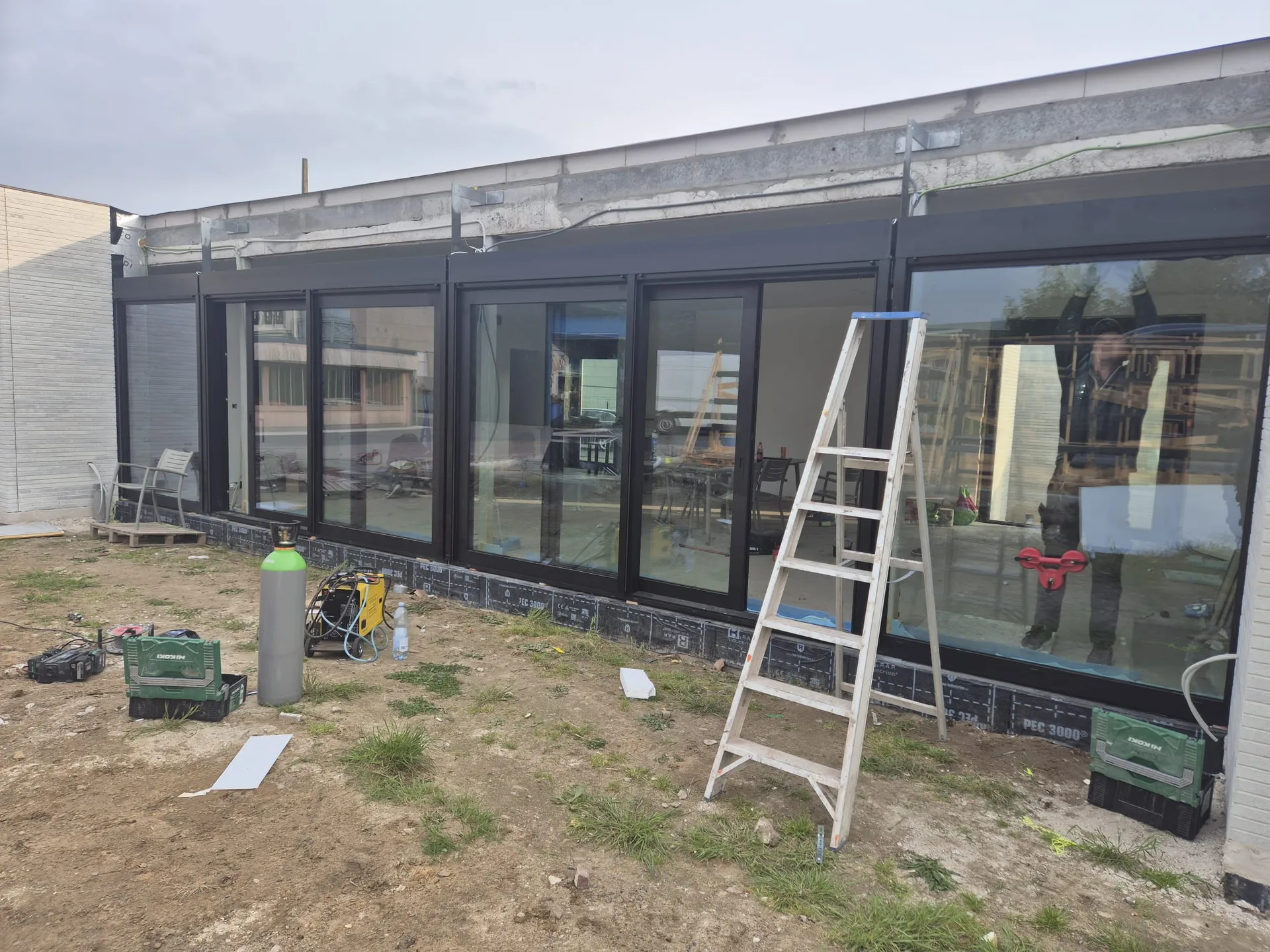 Moderne veranda met grote zwarte ramen