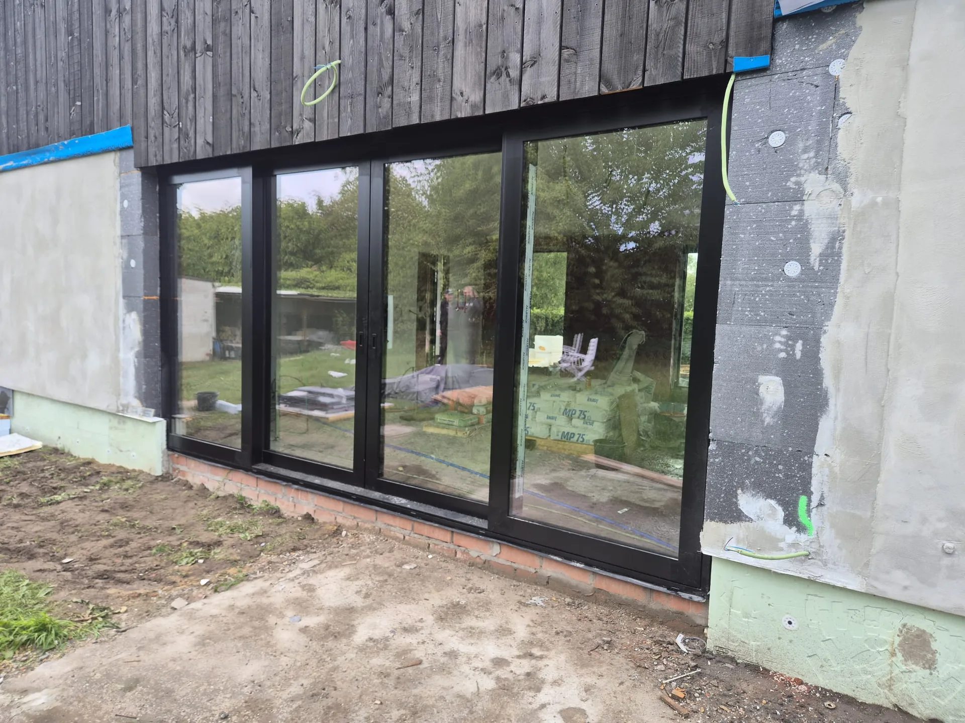 Zwarte schuifpui met vier glasdeuren