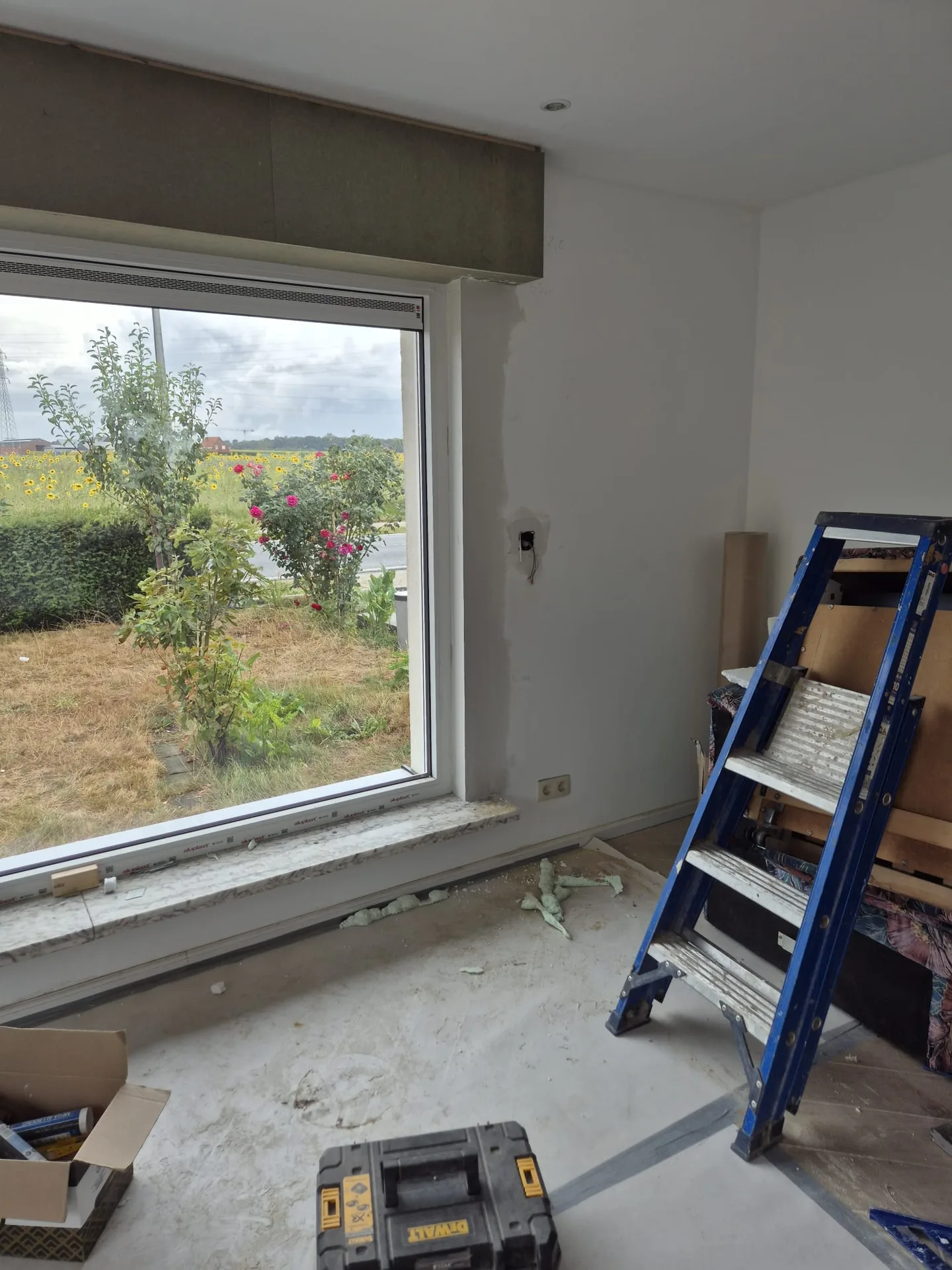 Raaminstallatie in renovatieproject met uitzicht