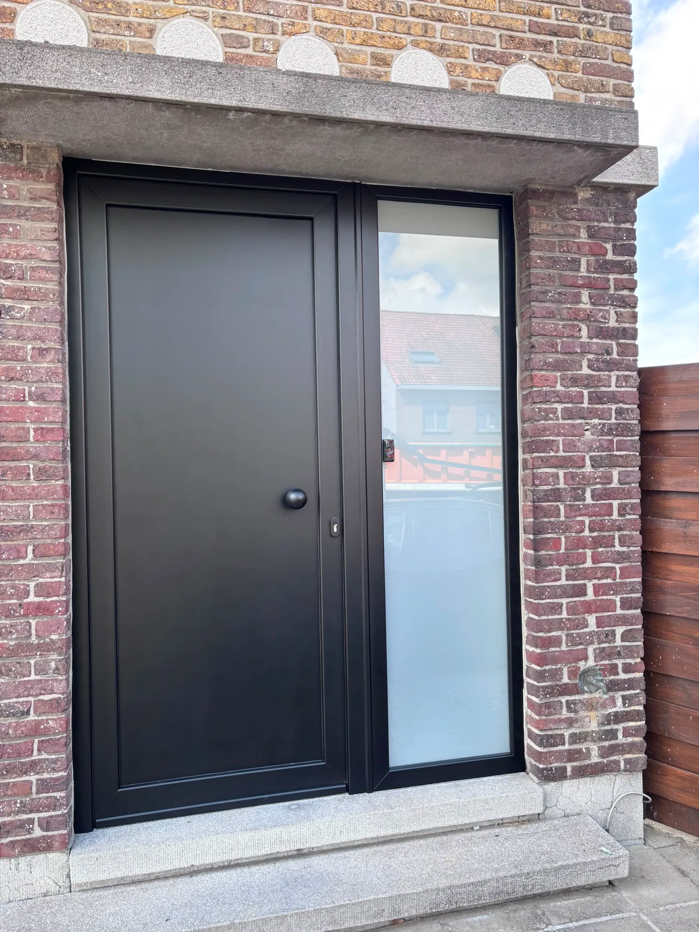 Moderne zwarte deur met zijlicht