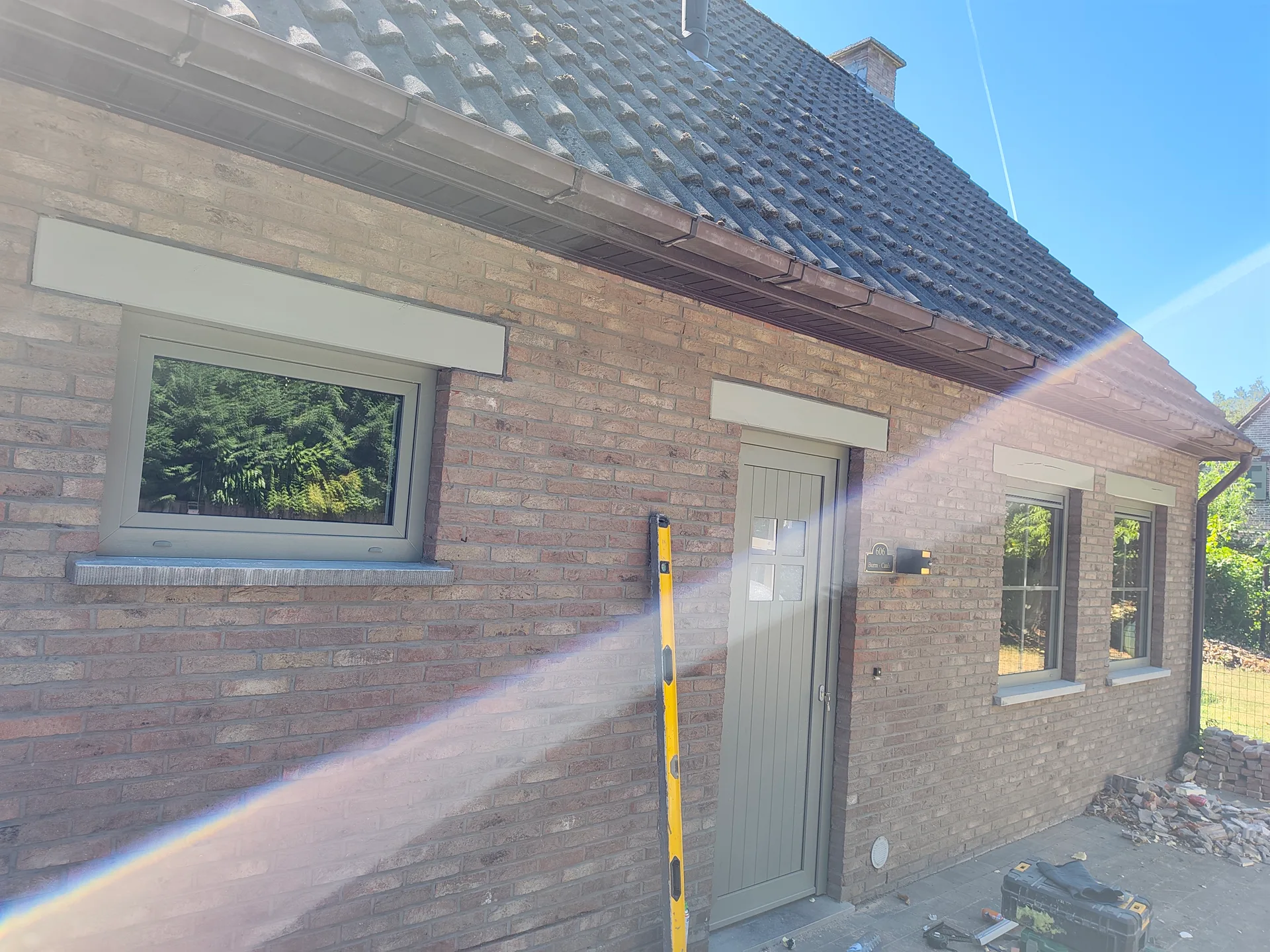 Bakstenen woning met nieuwe ramen
