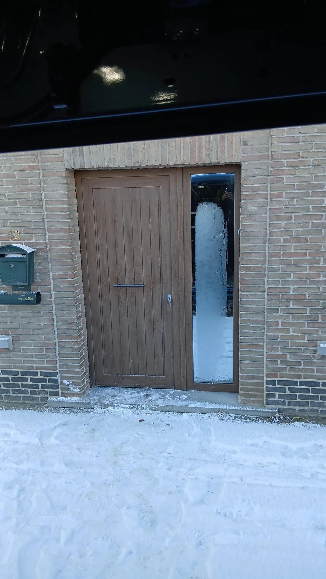 Moderne houten deur met glazen zijraampje