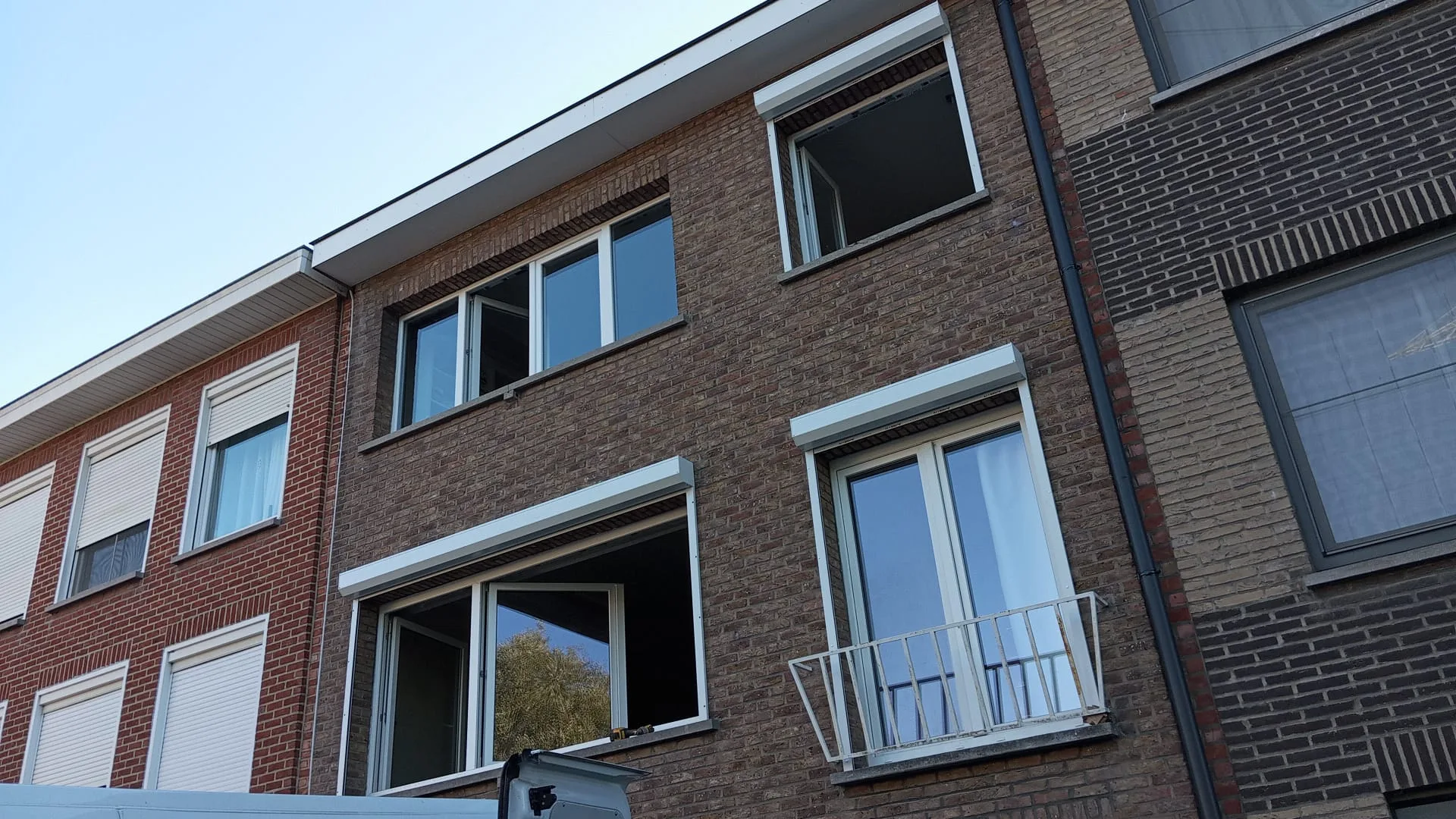 Vakmensen van Myster Window aan het werk