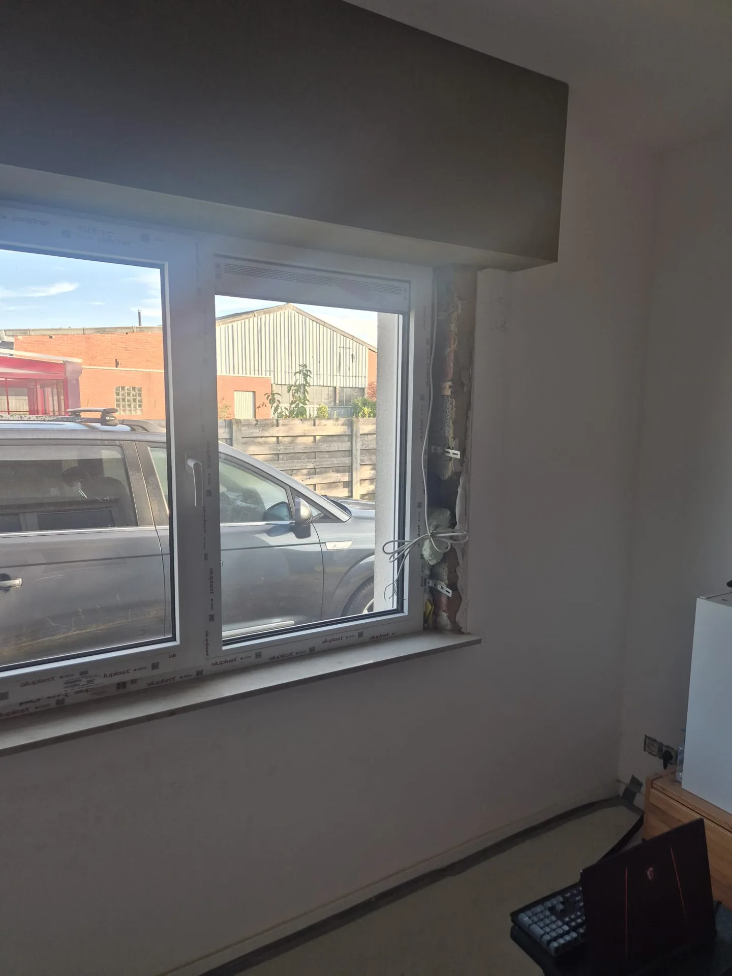 Witte PVC-ramen geplaatst in renovatie, afwerking schrijnwerk