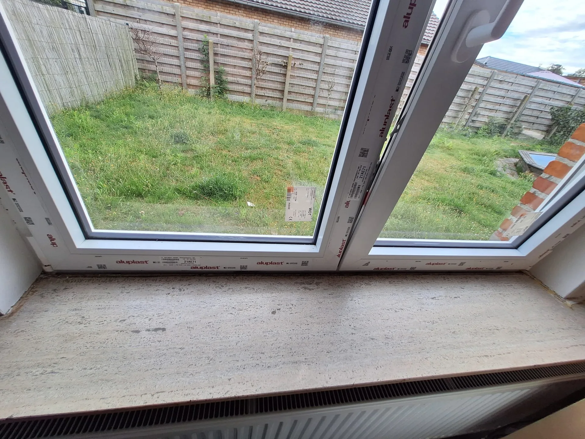 Nowy binnenvensterbank met uitzicht op tuin door geplaatste schuiframen