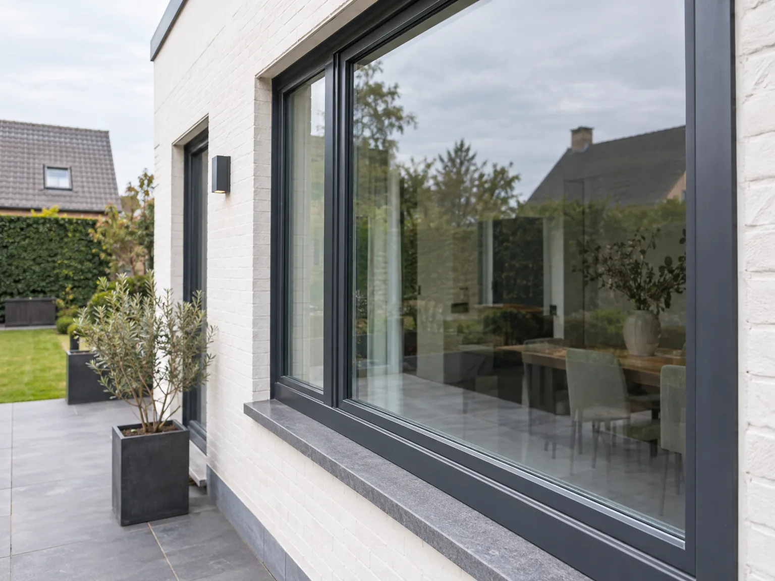 Grote aluminium schuiframen met dubbele beglazing aan moderne woning