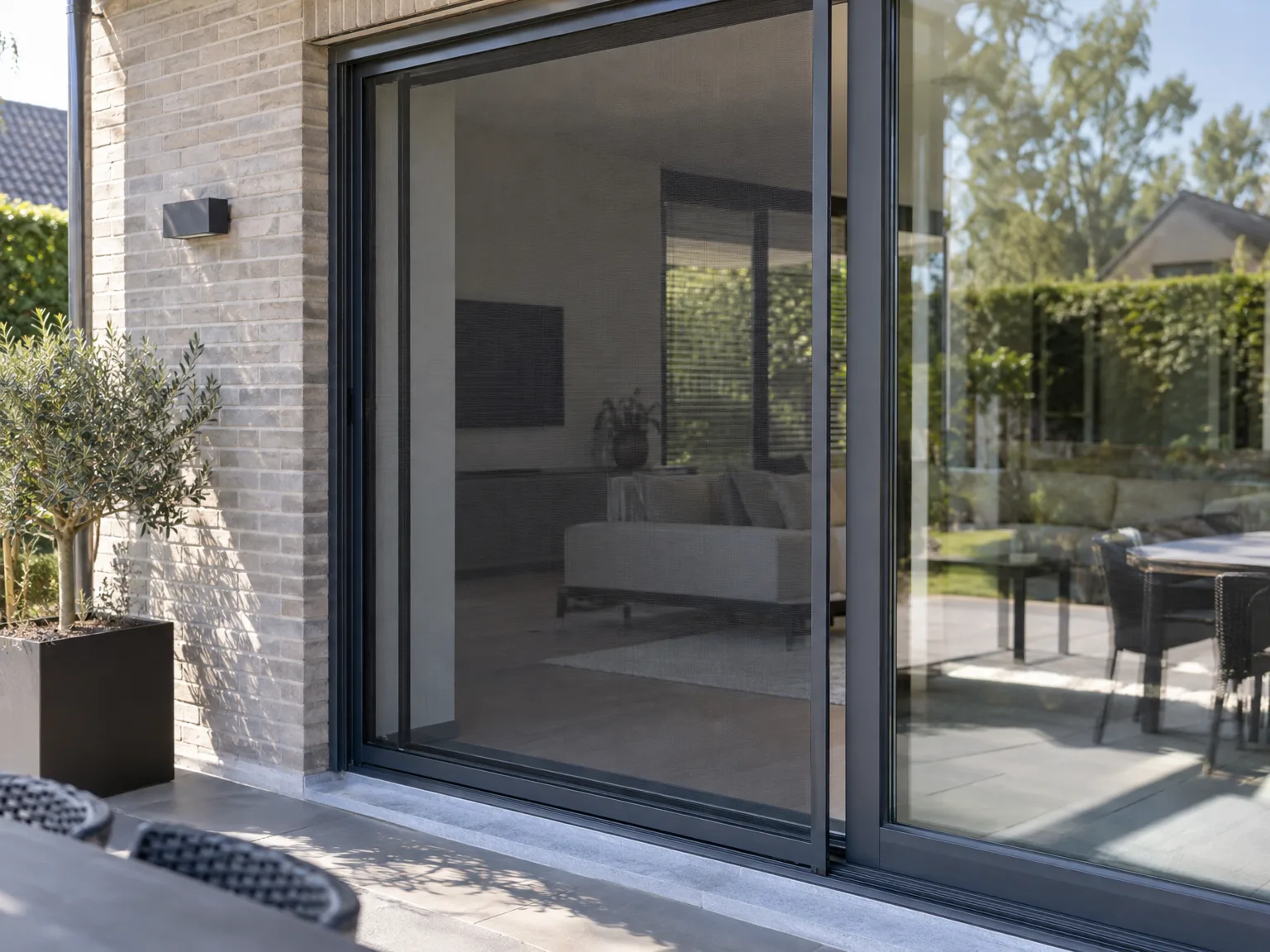 Moderne schuifdeuren in aluminium met screen, zwart profiel