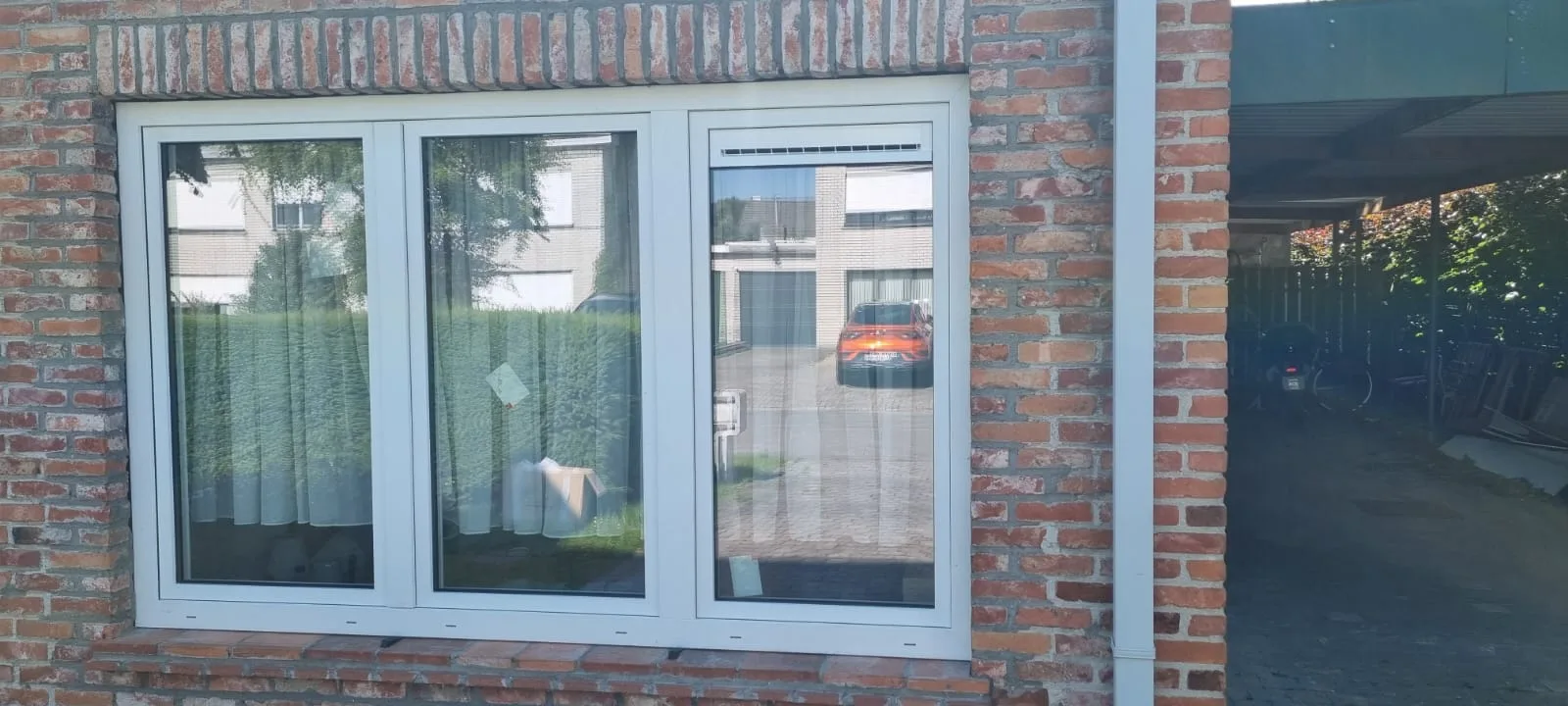 Grote moderne PVC-ramen met dubbele beglazing in bakstenen gevel geplaatst
