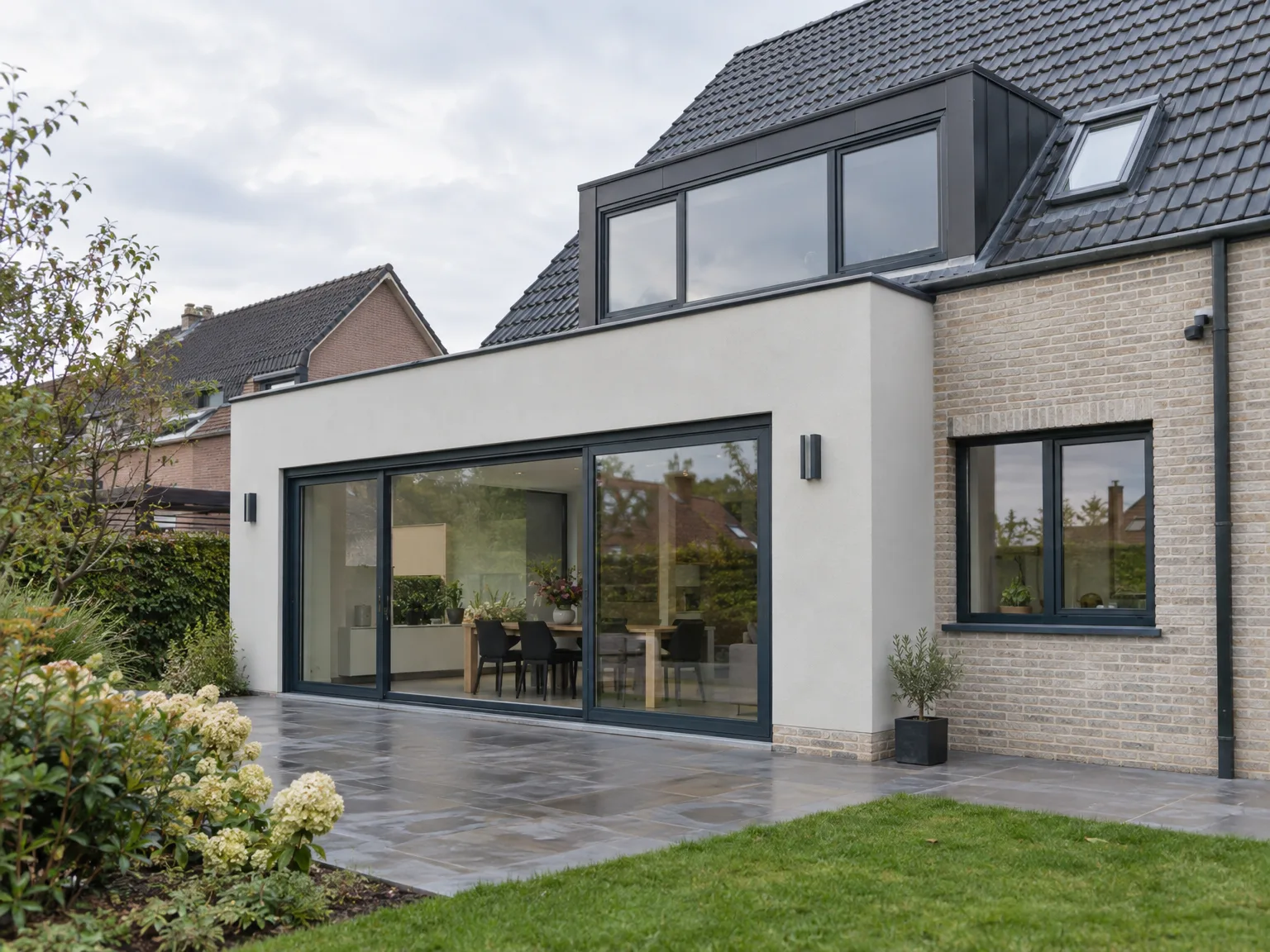 Aluminium schuiframen met dubbele beglazing in moderne woonuitbreiding