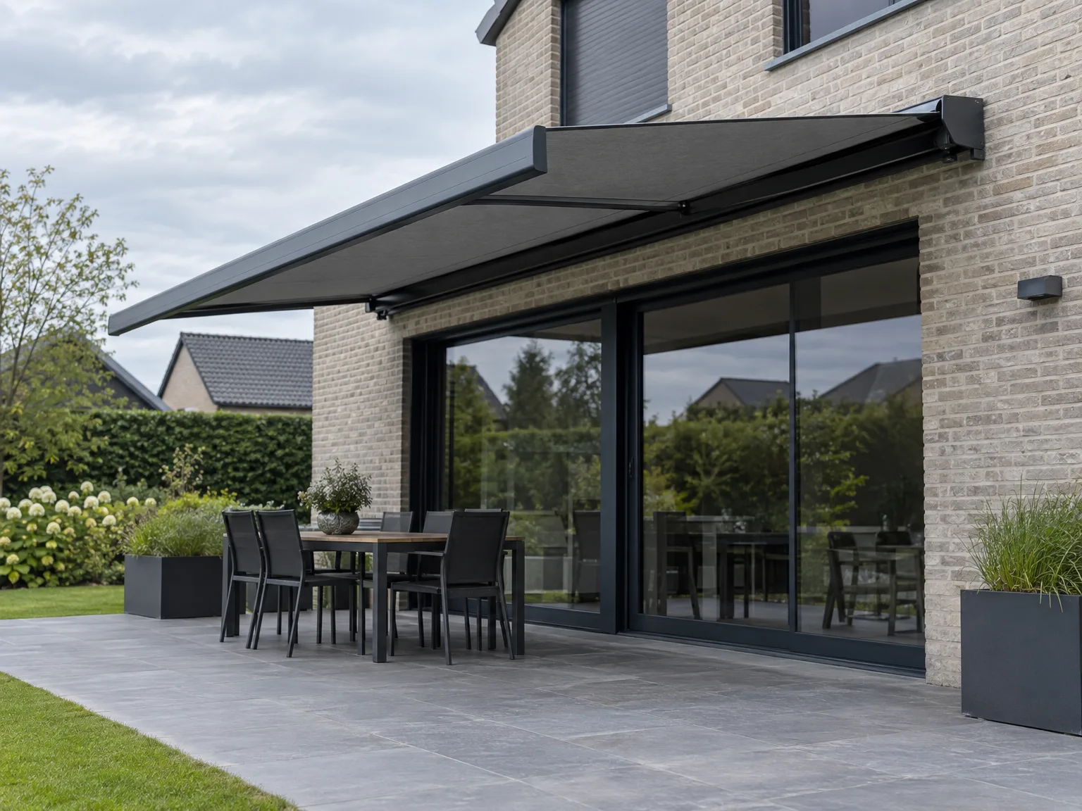 Zwarte aluminium schuiframen met screens op terrasgevel modern huis